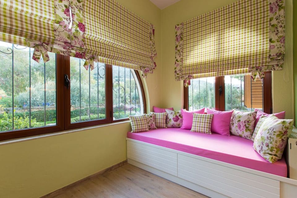 First floor single spacious bedroom with colourful decor.