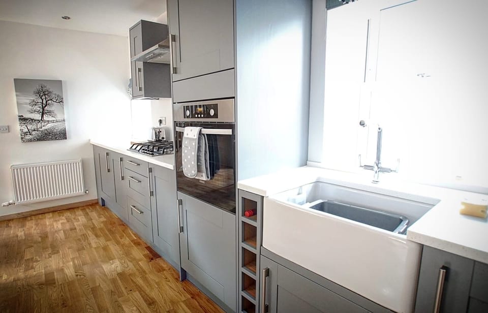 Fully equipped kitchen with gas hob and elfin oven.