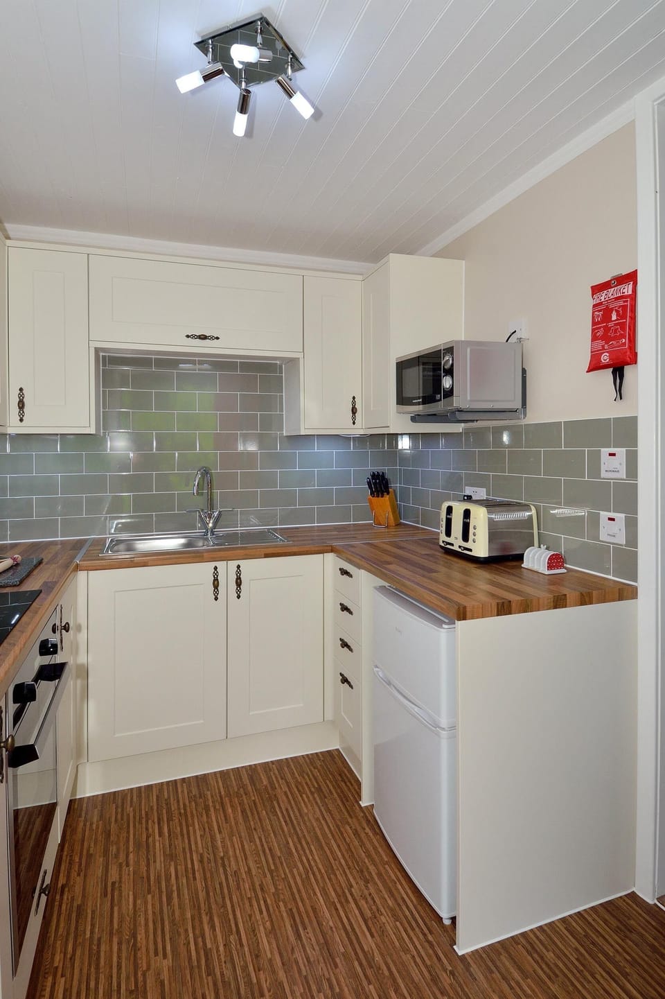 Kitchen with under counter fridge / freezer