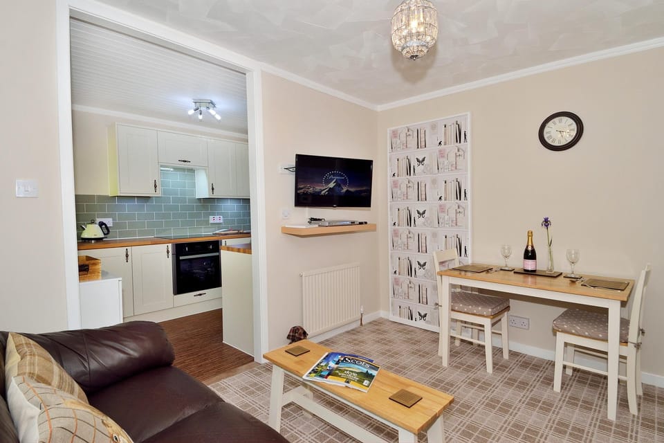 Living room and adjoining kitchen