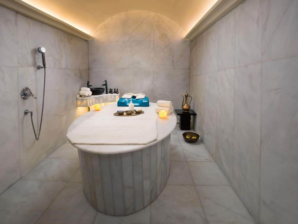 Couples treatment rooms, sauna, hot tub, steam room, Turkish bath