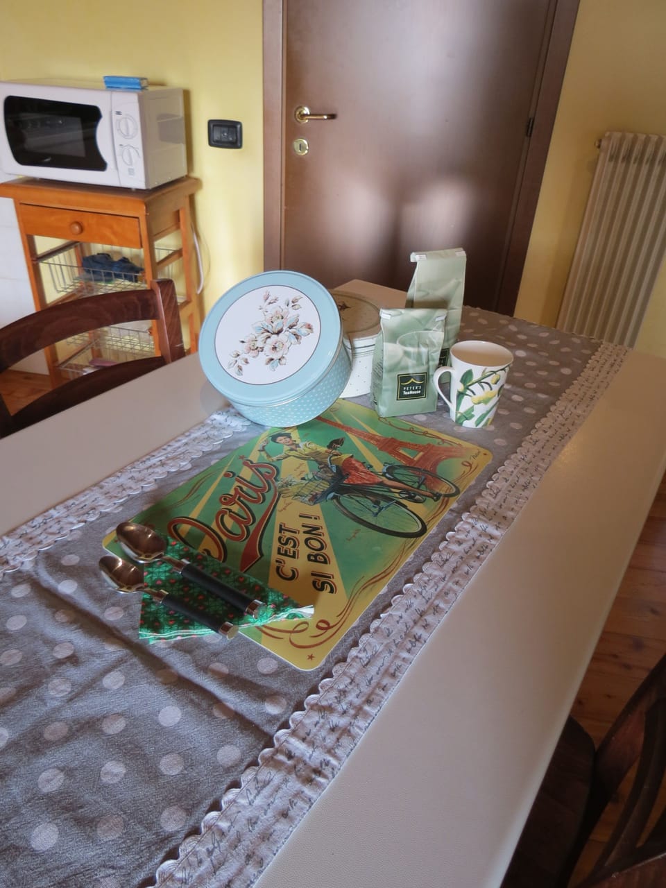 Studio, 1 Queen Bed | Living area | Flat-screen TV