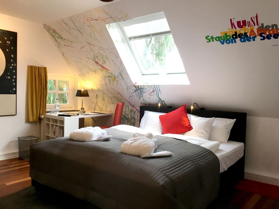 Double Room (Das Kunstzimmer) | Individually furnished, desk, blackout drapes, rollaway beds