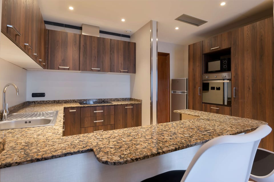 Coffee/tea maker, full-size fridge, microwave, oven