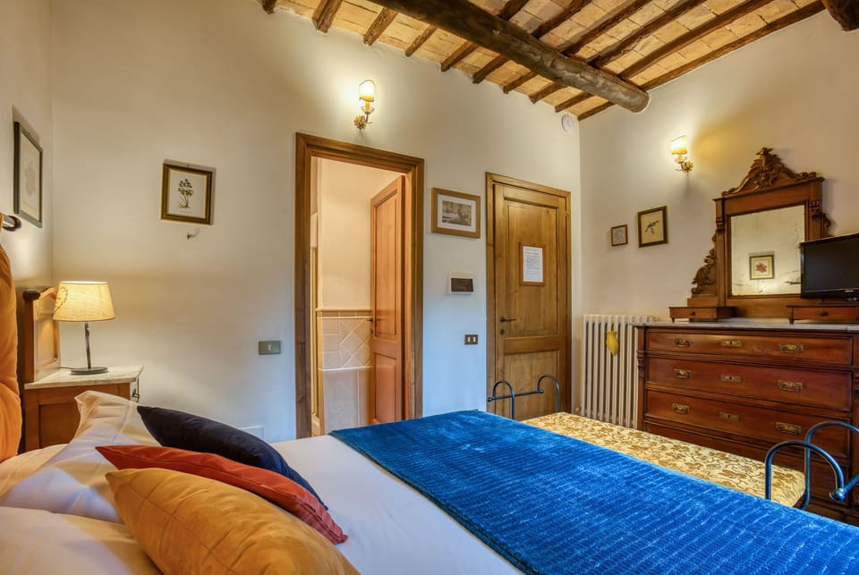 Standard Double Room | WiFi, bed sheets