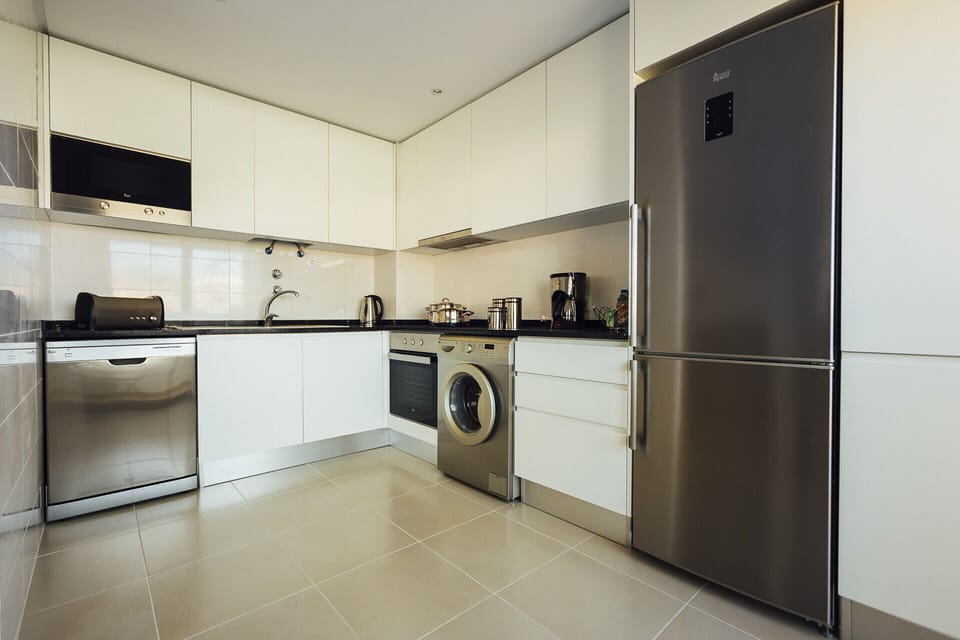 Holiday apartment with 2 bedrooms, 1 bedroom with double bed and 1 bedroom with two single beds, equipped kitchen and shared pool . This apartment is located 10 minutes walk from São Martinho do Porto Beach beach.