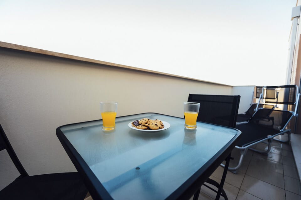 Holiday apartment with 2 bedrooms, 1 bedroom with double bed and 1 bedroom with two single beds, equipped kitchen and shared pool . This apartment is located 10 minutes walk from São Martinho do Porto Beach beach.