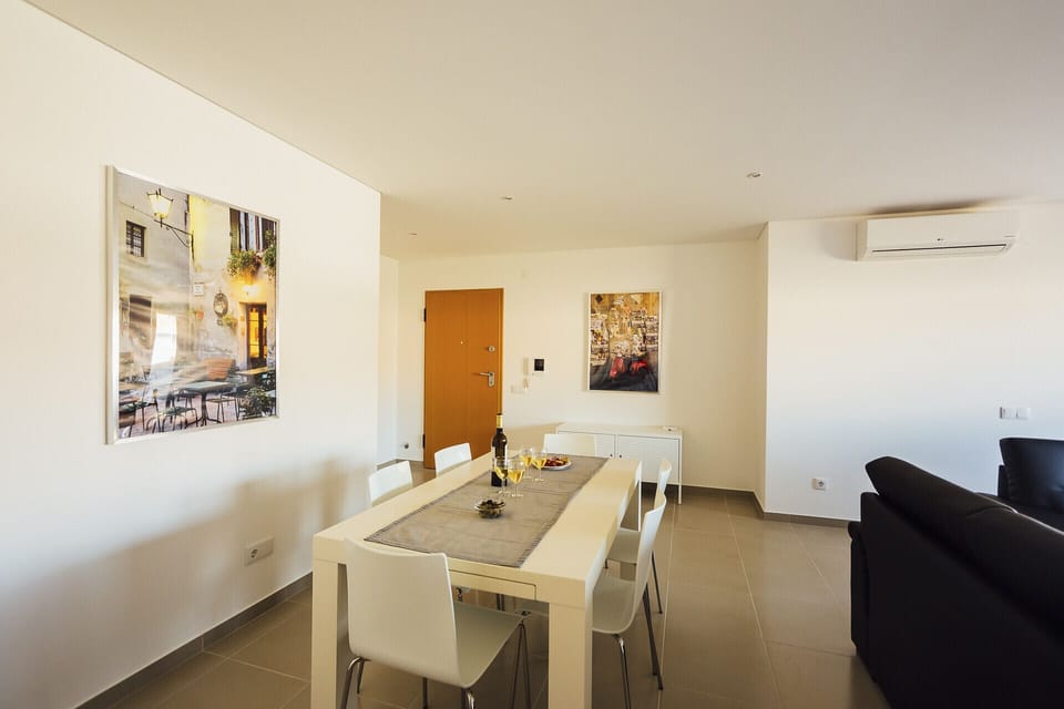 Holiday apartment with 2 bedrooms, 1 bedroom with double bed and 1 bedroom with two single beds, equipped kitchen and shared pool . This apartment is located 10 minutes walk from São Martinho do Porto Beach beach.