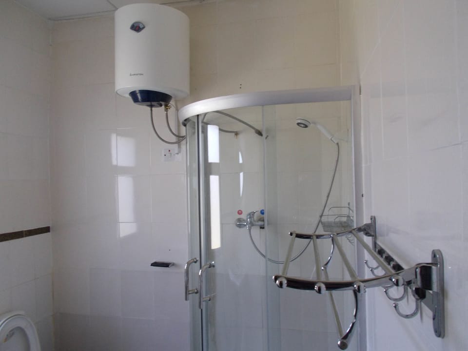 Shower, rainfall showerhead, free toiletries, hair dryer