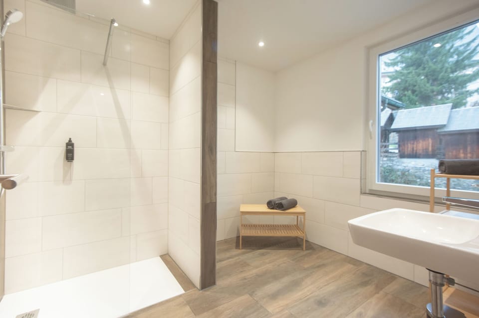 Suite | Bathroom | Hair dryer, towels, soap, shampoo