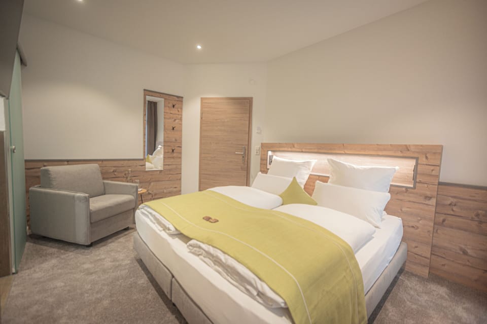 Double Room | Hypo-allergenic bedding, down comforters, in-room safe, desk