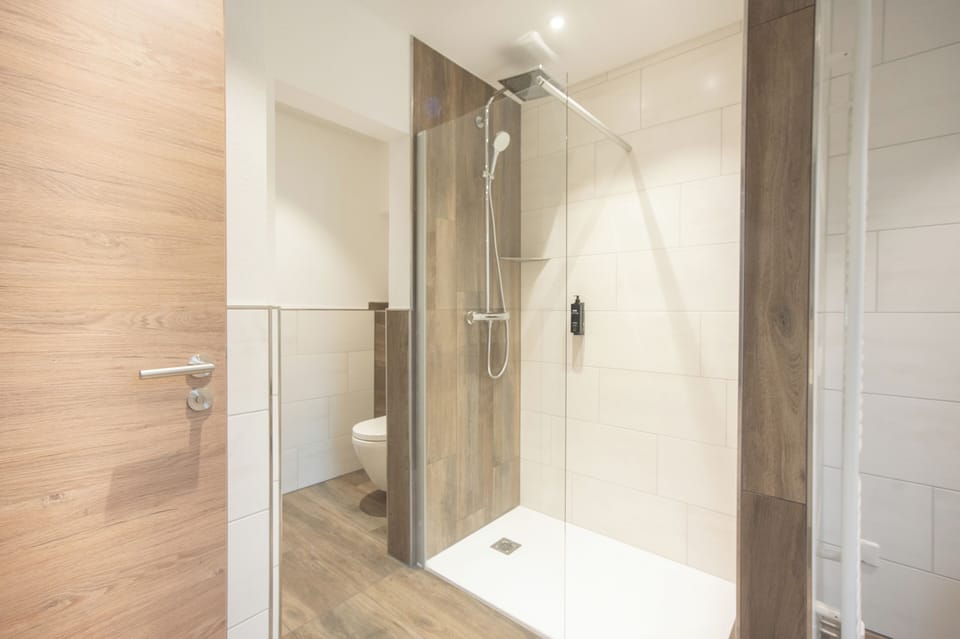 Suite | Bathroom | Hair dryer, towels, soap, shampoo