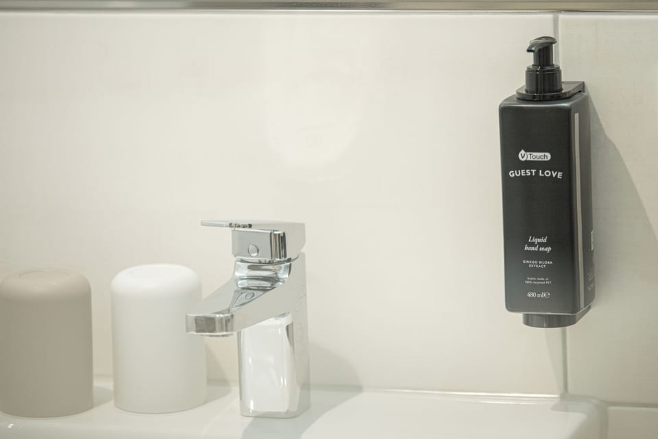 Single Room | Bathroom | Hair dryer, towels, soap, shampoo