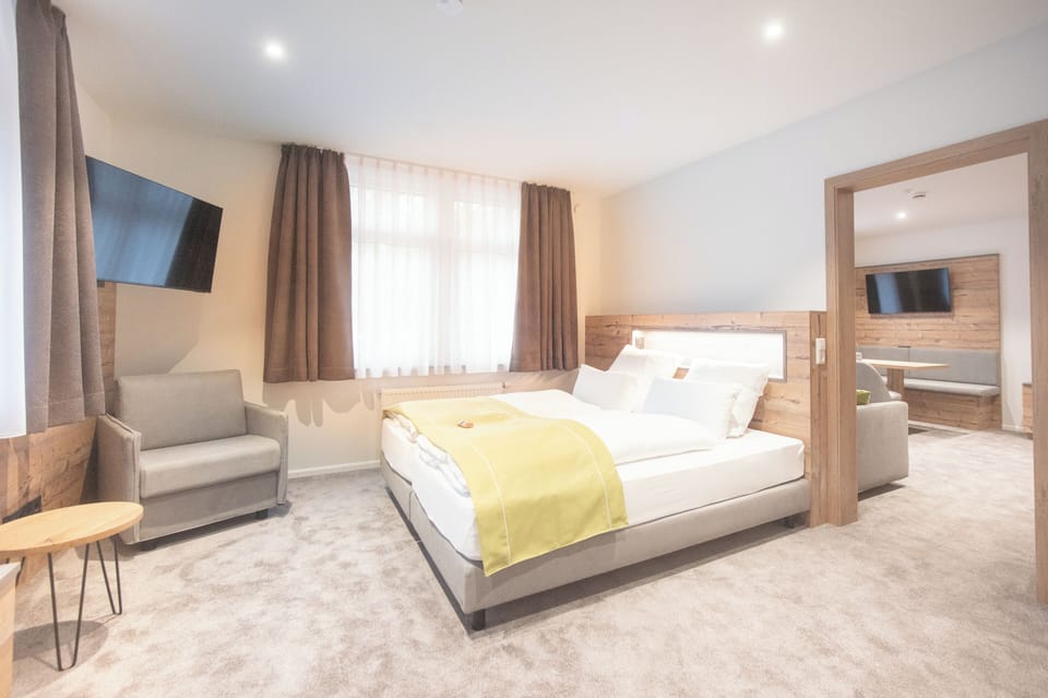 Suite | Hypo-allergenic bedding, down comforters, in-room safe, desk