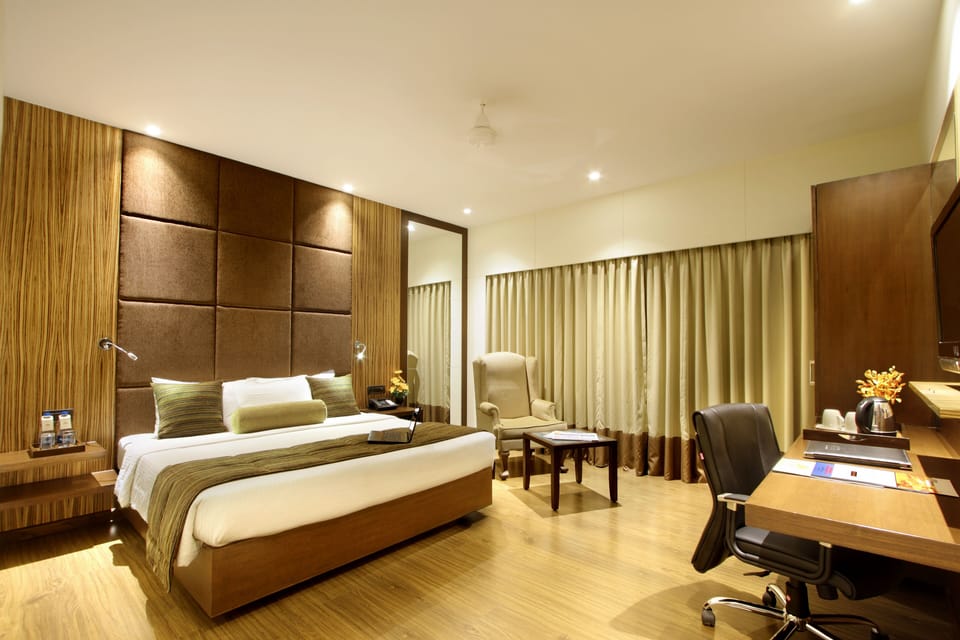 Executive Double Room | Minibar, in-room safe, desk, laptop workspace