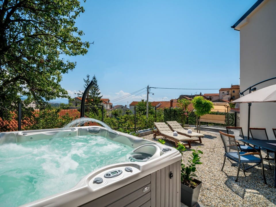 Property, Jacuzzi, Swimming Pool, Real Estate, Home, House, Jacuzzi, Vacation, Building, Backyard
