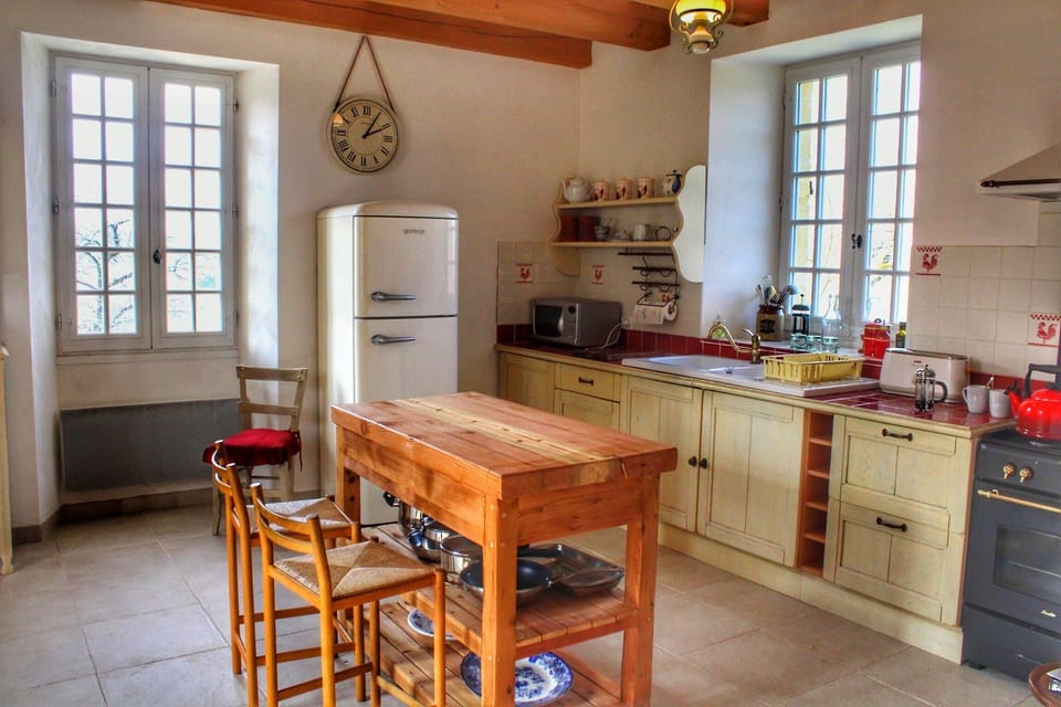 Fully equipped kitchen with eat-in facilities, fridge, microwave, gas hob/oven