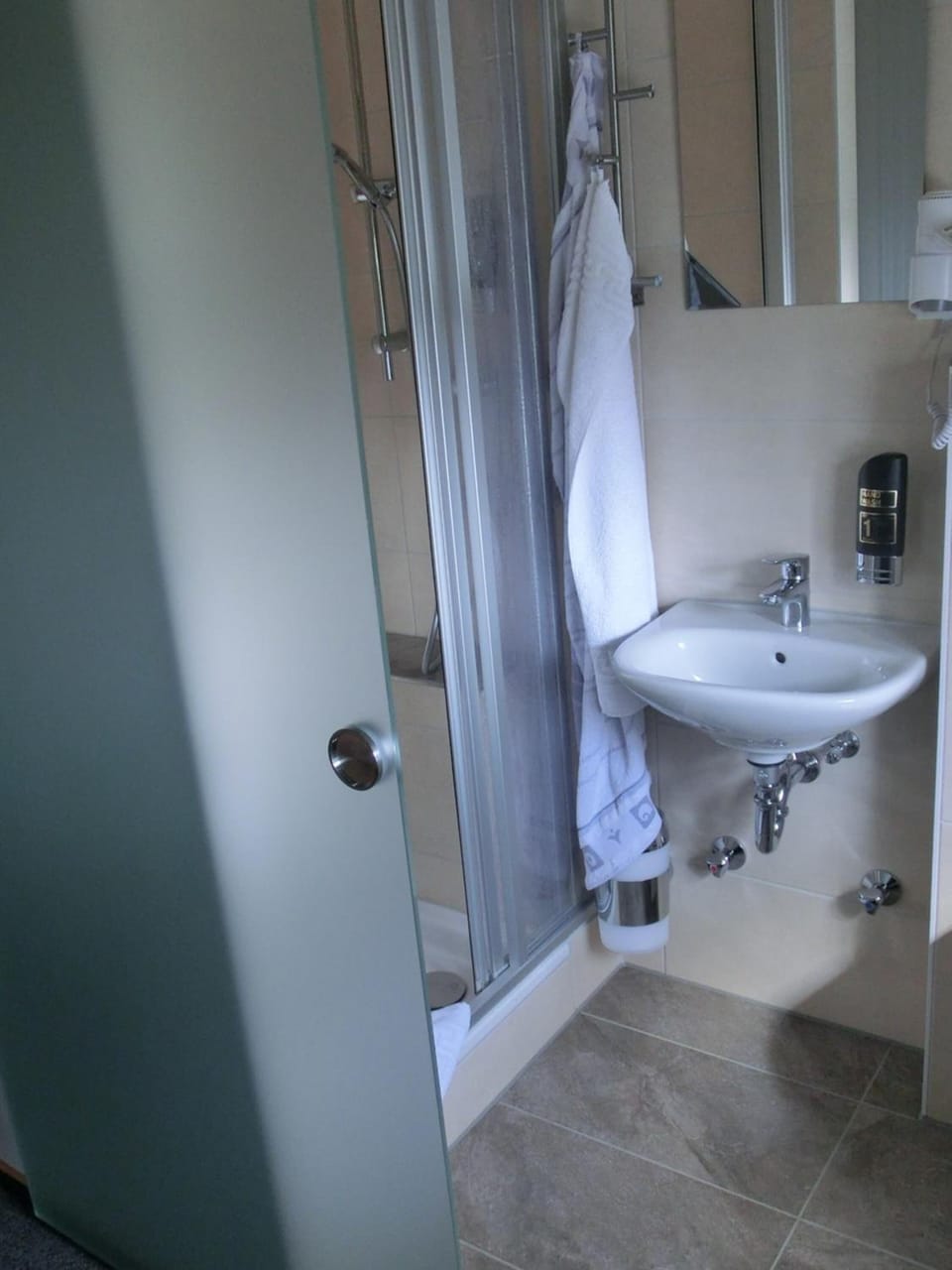 Standard Single Room | Bathroom | Shower, free toiletries, hair dryer, towels