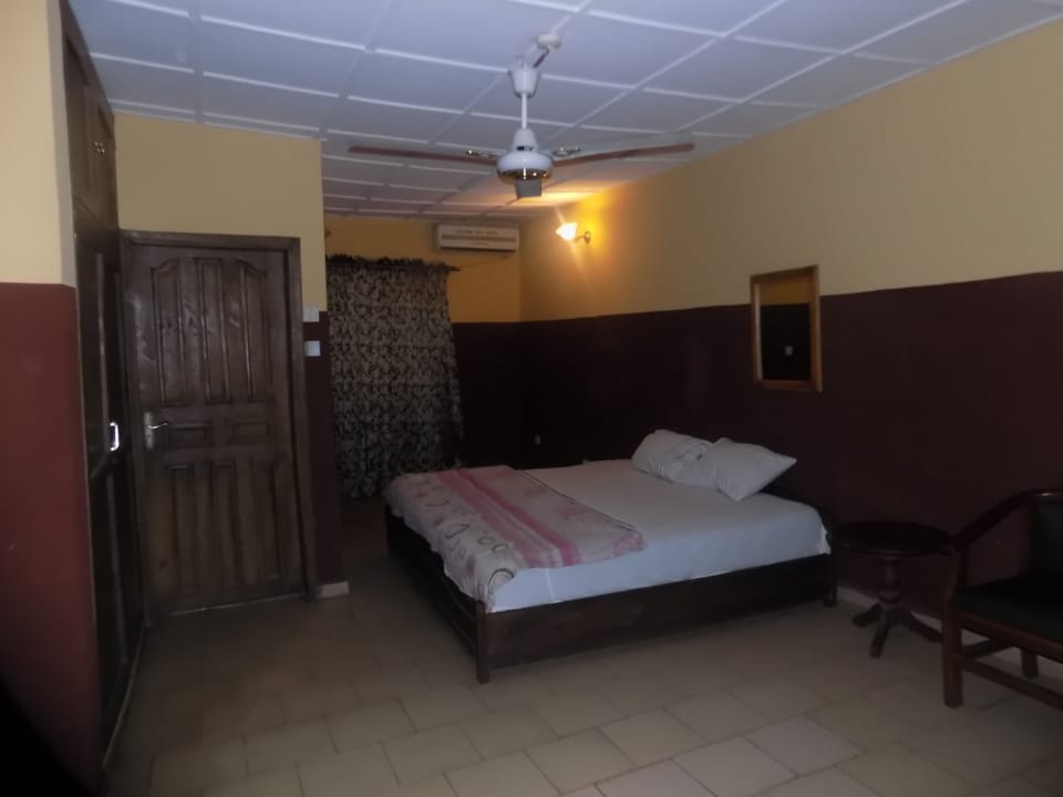 Royal Suite | Blackout drapes, cribs/infant beds, bed sheets