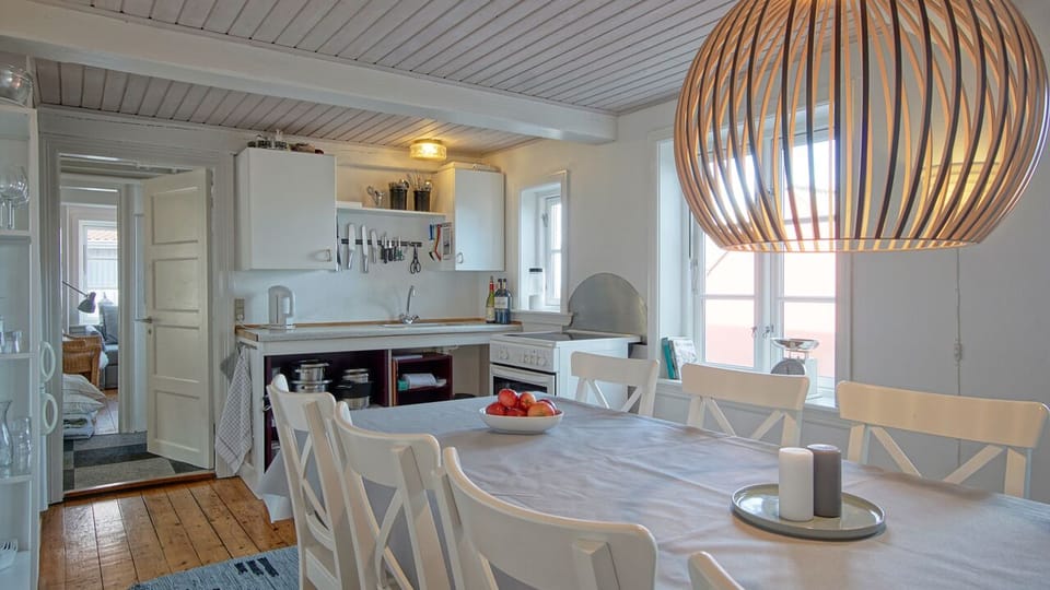 Small kitchen with all that you will need for cooking:) 