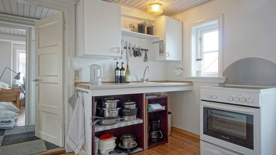 Kitchen - dishwasher + washing machine is located in a small separate  room 
