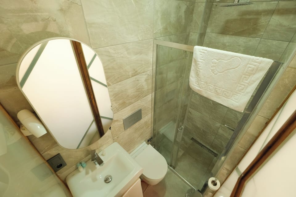Family Room | Bathroom | Shower, rainfall showerhead, free toiletries, hair dryer