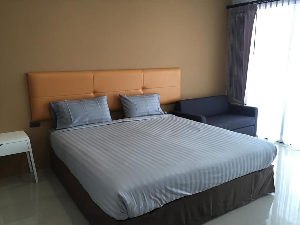 Premier Double Room, Non Smoking | Blackout drapes, free WiFi, bed sheets