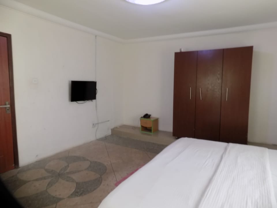 Royal Suite | Desk, laptop workspace, bed sheets
