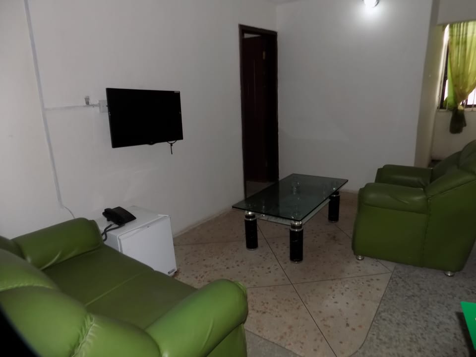 Royal Suite | Living room | 32-inch flat-screen TV with satellite channels, TV