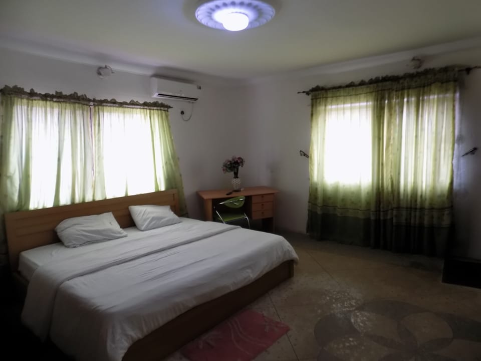 Royal Suite | Desk, laptop workspace, bed sheets