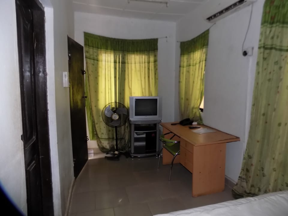Royal Single Room, 1 Double Bed, Non Smoking | Desk, laptop workspace, bed sheets