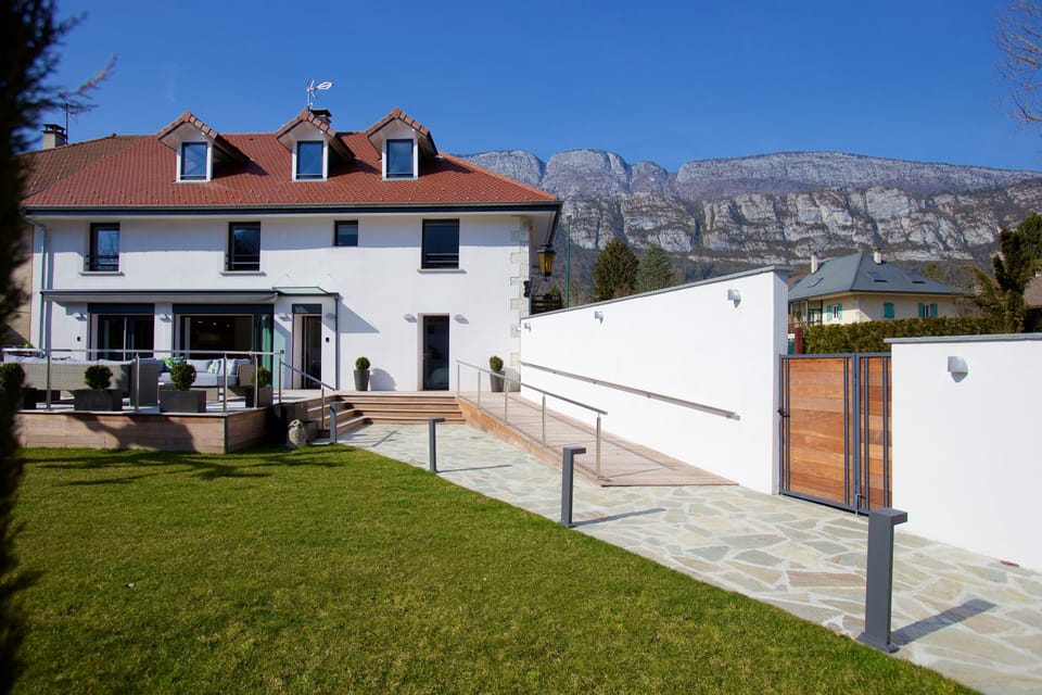 Lakelodge from Lake direction