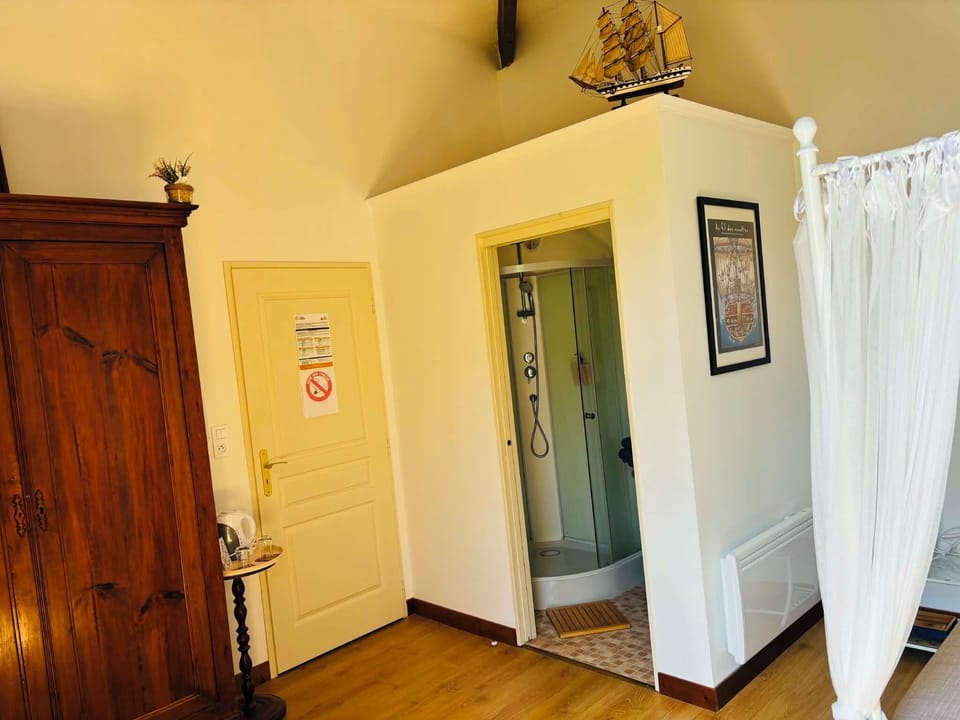  Marguerite room becomes Rochefort room  | Bathroom | Shower, rainfall showerhead, free toiletries, hair dryer