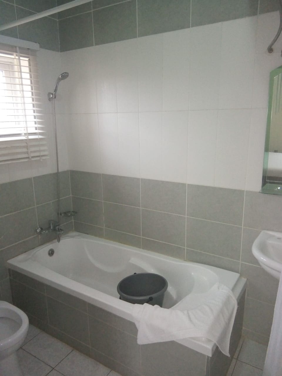 Executive Room | Bathroom | Combined shower/tub, deep soaking tub, rainfall showerhead
