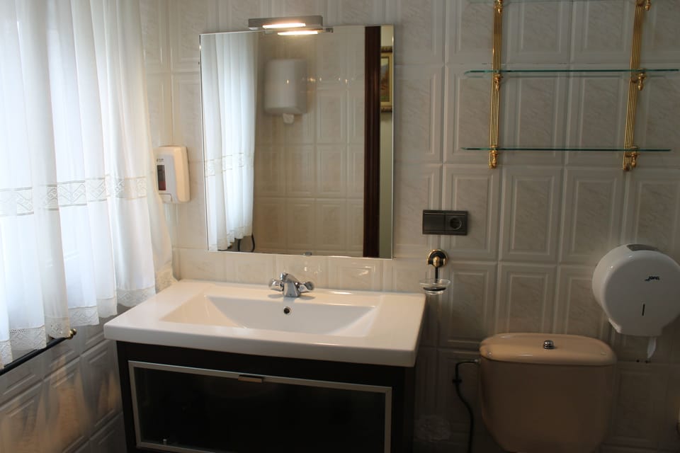 Deep soaking tub, free toiletries, hair dryer, towels