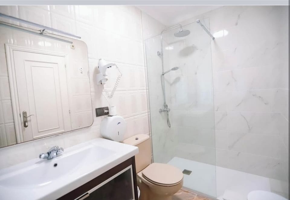 Deep soaking tub, free toiletries, hair dryer, towels