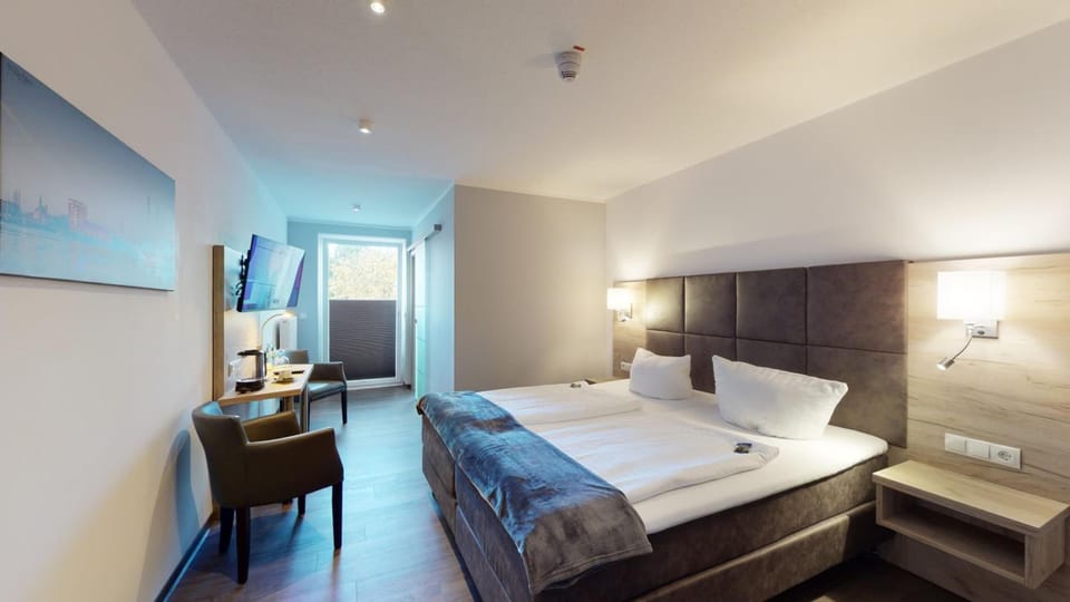 Deluxe Double Room, 1 Double Bed | Hypo-allergenic bedding, in-room safe, desk, soundproofing