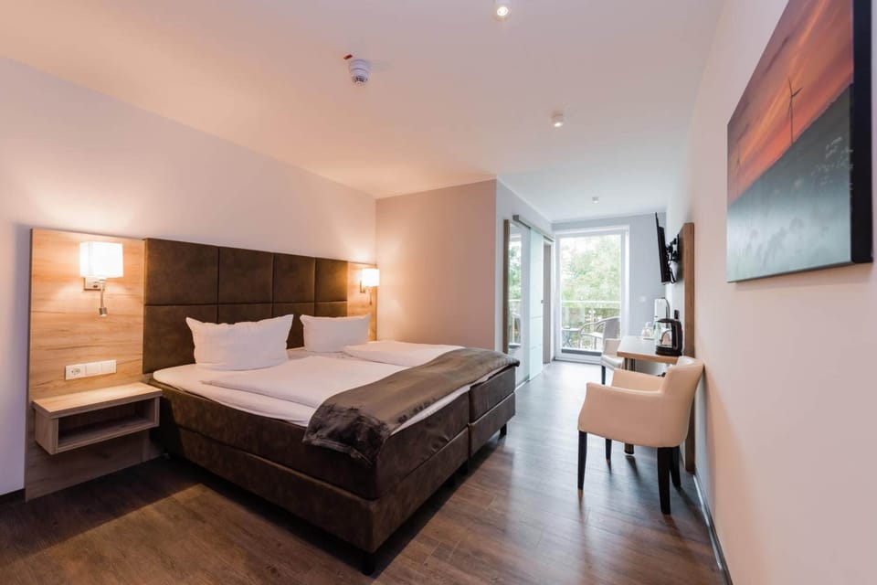 Hypo-allergenic bedding, in-room safe, desk, soundproofing