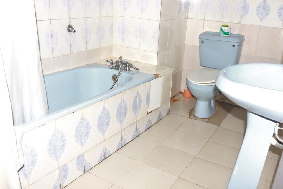 Combined shower/tub, deep soaking tub, rainfall showerhead, towels
