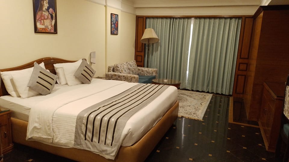 Deluxe Room | Minibar, in-room safe, desk, laptop workspace