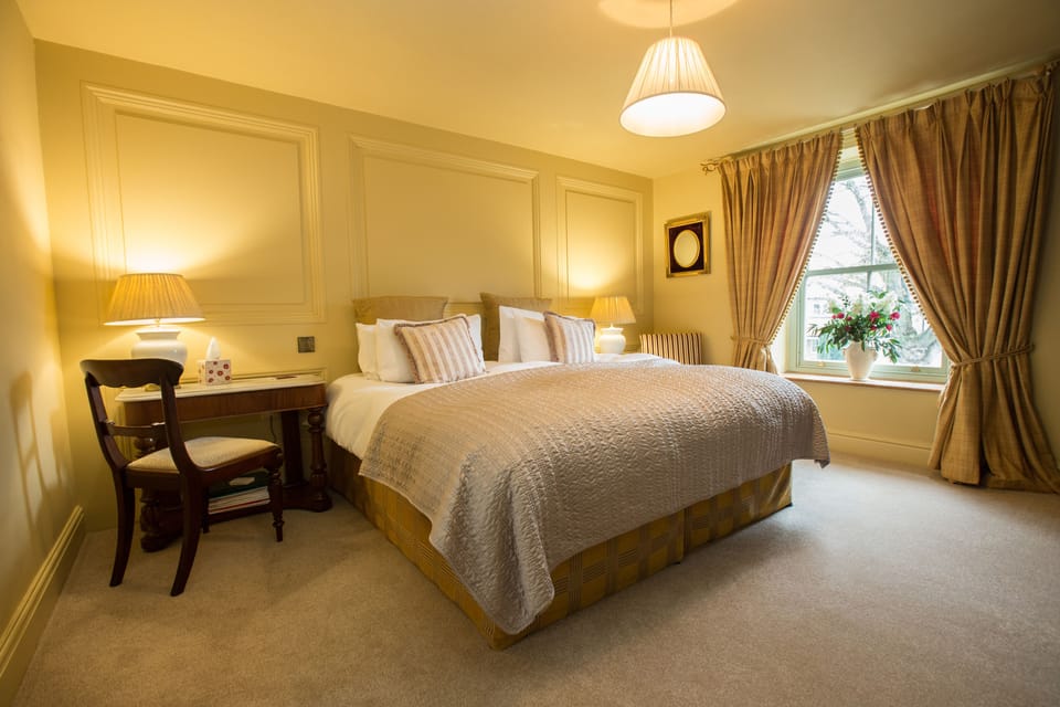 Super-king bedded ensuite bath & WC | Egyptian cotton sheets, premium bedding, iron/ironing board (on request)