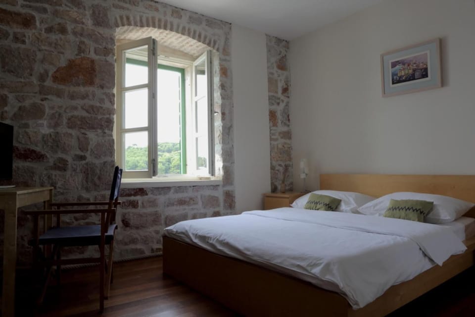 Premium bedding, desk
