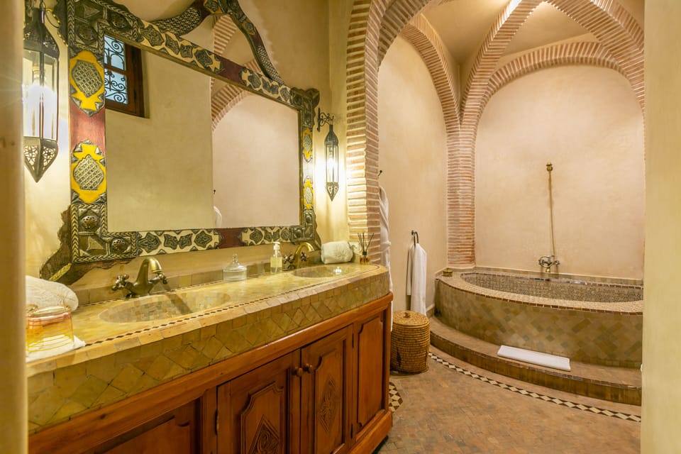 Superior Double or Twin Room | Bathroom | Free toiletries, hair dryer, bathrobes, towels