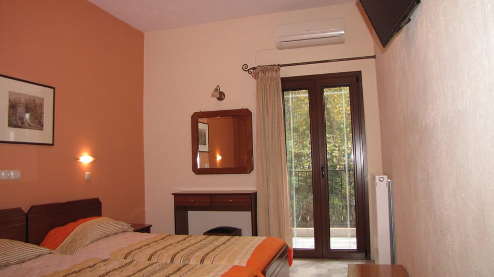 Single Room | Desk, laptop workspace, blackout drapes, free WiFi