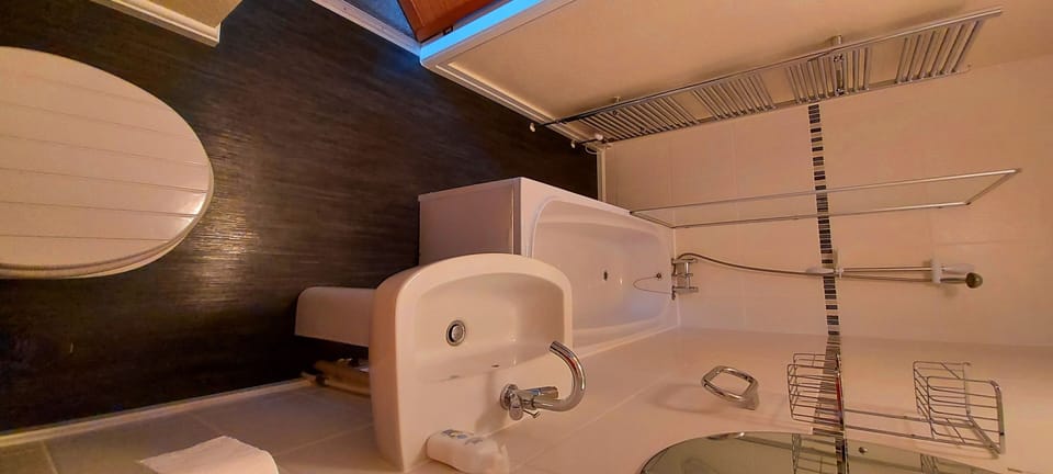 Basic Double Room, Ensuite (Double room number 5) | Bathroom