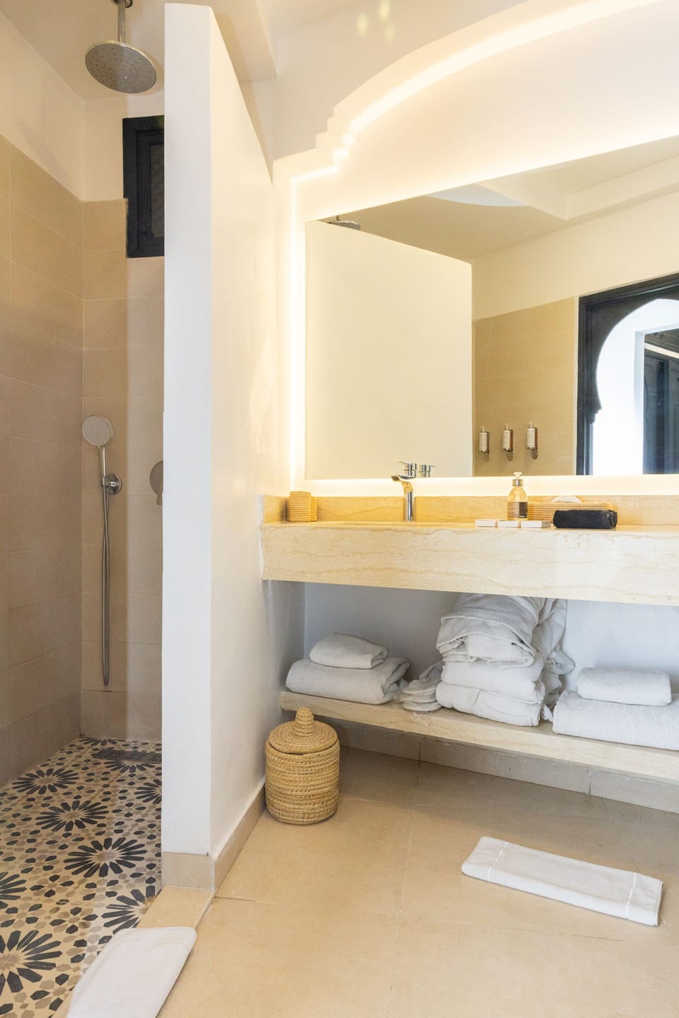 Superior Double Room, Ensuite | Bathroom | Shower, rainfall showerhead, free toiletries, hair dryer