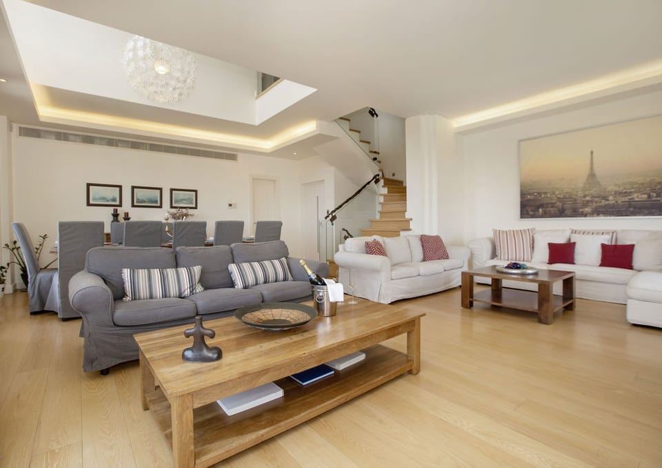 The main living-room -the dinning area
