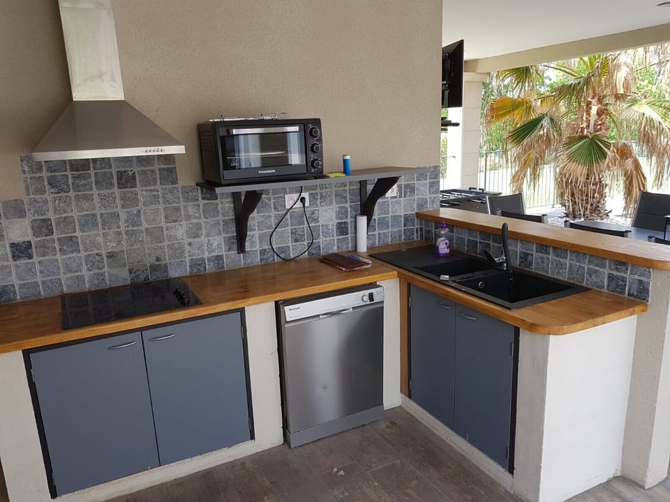 Outdoor kitchen, with grill, ceramic hob, dishwasher, sink, fridge-freezer
