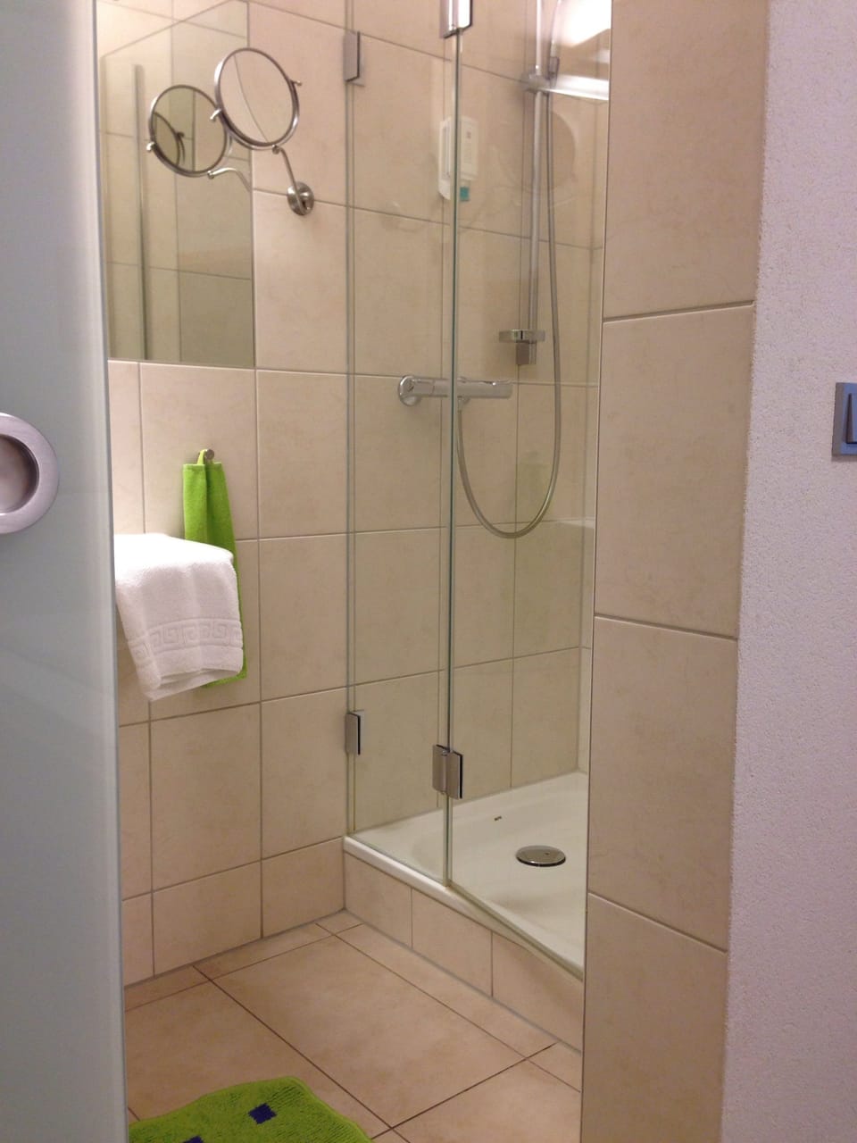Classic Double Room | Bathroom | Shower, free toiletries, hair dryer, slippers