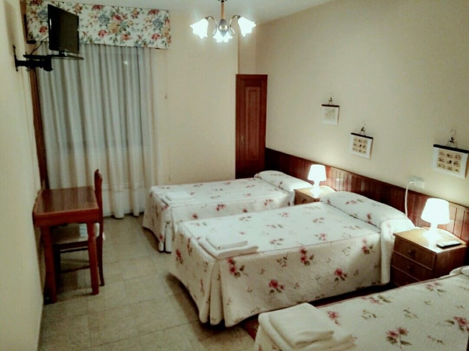 Triple Room | Desk, rollaway beds, free WiFi, bed sheets